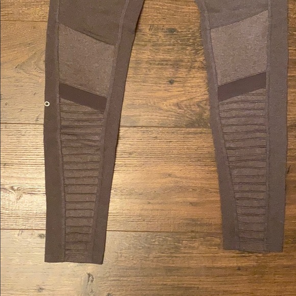 Alo Moto Leggings - Picture 4 of 4